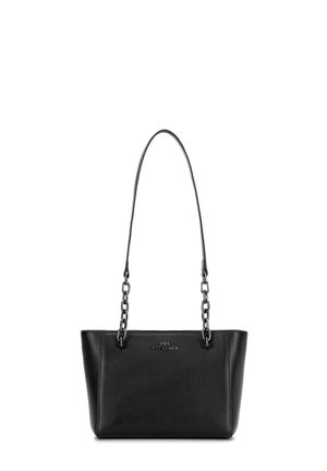 Bolso tote de cuero negro con un acabado texturizado, que presenta una correa de cadena y un logo grabado en la parte frontal, de forma rectangular.