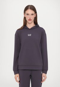 Mörklila sweatshirt med rymlig huva och ribbade ärmslut. Har en liten vit EA7-logotyp på bröstet. Slät textur.