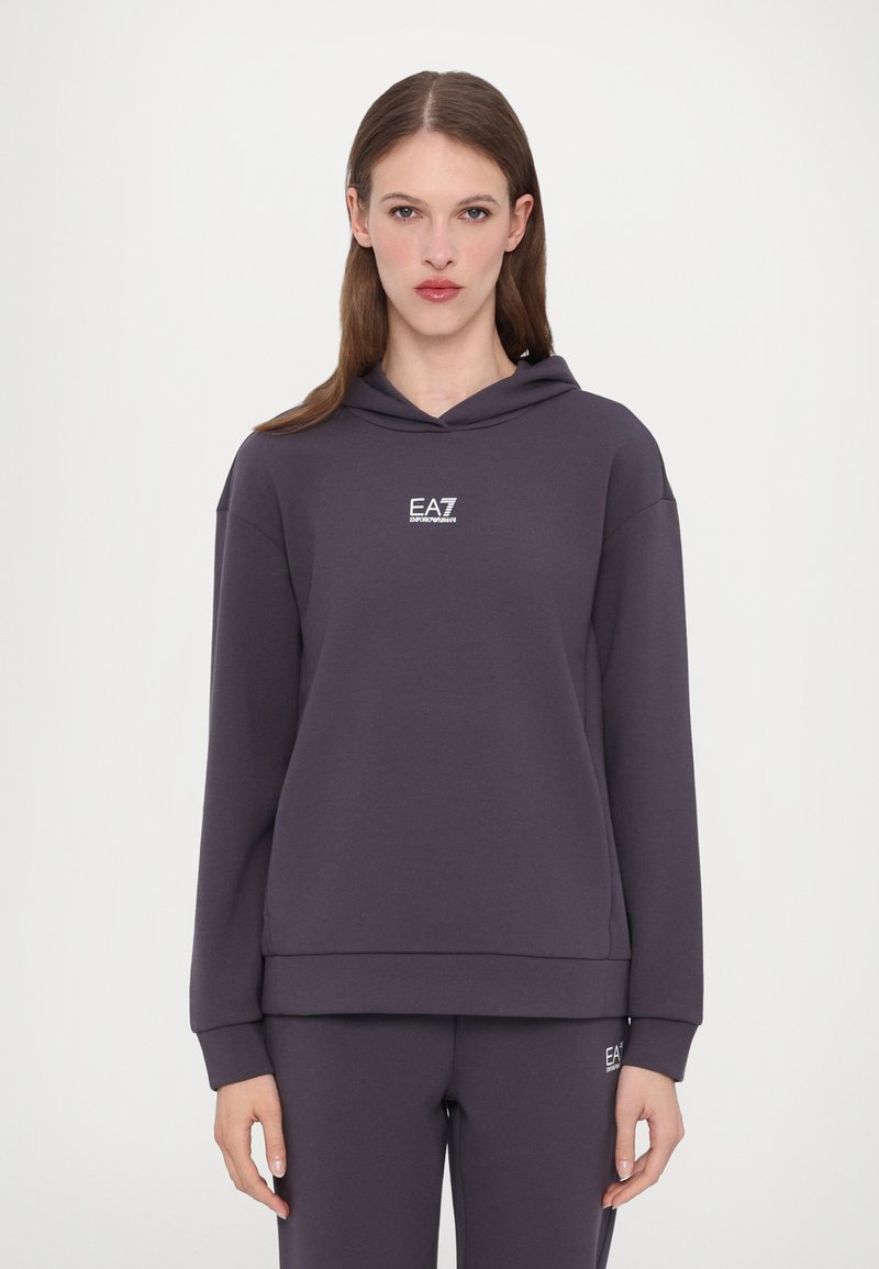 Mörklila sweatshirt med rymlig huva och ribbade ärmslut. Har en liten vit EA7-logotyp på bröstet. Slät textur.