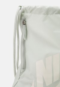 Nike Sportswear HERITAGE DRAWSTRING UNISEX - Mochila - light silver-coloured