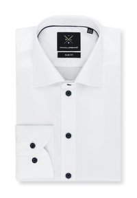 Biała, slim fit koszula z klasycznym kołnierzykiem, zapięciem na guziki w ciemnych kolorach i pojedynczym mankietem. Materiał wydaje się gładki i świeży.