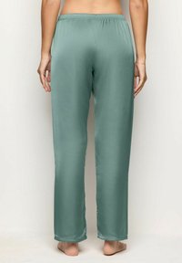 Satin, mintgroene pyjamabroek met een elastische tailleband, rechte pijpen en een gladde textuur, ontworpen voor comfort en bewegingsgemak.