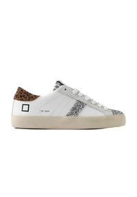 Hvide sneakers med sølv- og sort glitrende detaljer, leopardprint hæl, rund tå, snørelukning og en tekstureret gummisål.