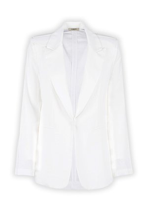 Blazer bianco su misura con maniche lunghe, colletto a revers con intaglio e tasche anteriori, mostrato su uno sfondo bianco uniforme.