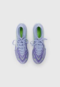 Light purple athletic shoes with green accents, featuring a textured surface and a diamond pattern. Includes light blue laces and insoles.