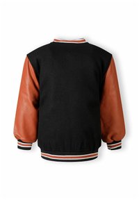 Schwarze Woll-Collegejacke mit orangefarbenen Ledermanschetten, weißen und orangefarbenen gestreiften Rippbündchen und -kragen sowie einem abgerundeten Rückensaum.