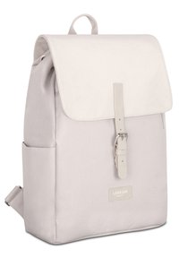 Világosszürke hátizsák bőr fedéllel, állítható pánttal, csattal záródik, és oldalzsebével rendelkezik. Simább textúrával és minimális márkázással rendelkezik.