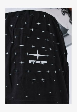 Shorts en tissu noir avec un motif étoile blanc, une poche arrière et un logo blanc "PXP" sur le bas à gauche.