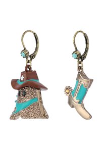Cowboy-inspirerade örhängen med en brun hatt och turkosa detaljer, med en textur som påminner om små pärlor och en design av en gyllene stövel.