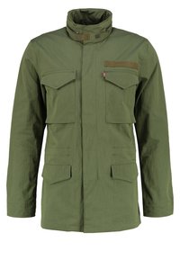 Olivgrön jacka med hög krage, två bröstfickor och två sidofickor. Tillverkad av ett hållbart tyg med en ren, strömlinjeformad design.