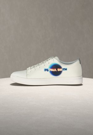 Biały niski sneaker z sznurowadłami, z rozmytym wielokolorowym logo "PS PAUL SMITH" na czarnym okręgu po boku.