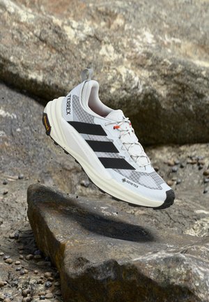 adidas Terrex, FREEHIKER 3 LOW GORE TEX - Scarpa da hiking - footwear white/core black/off white