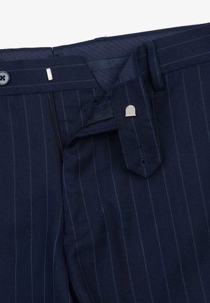 Pantaloni a righe blu navy con zip, chiusura con bottone e una texture del tessuto elegante. Inclusi anelli per cintura e dettagli delle tasche.