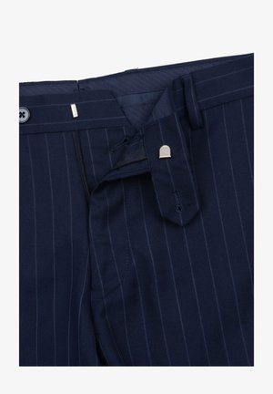 Pantaloni a righe blu navy con zip, chiusura con bottone e una texture del tessuto elegante. Inclusi anelli per cintura e dettagli delle tasche.