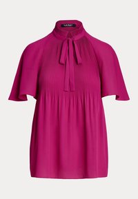 Blusa fucsia con collo alto e dettaglio con fiocco. Presenta una texture plissettata e maniche corte e larghe. Realizzata in un tessuto liscio e leggero.