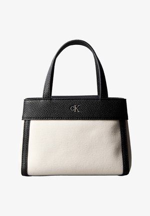 Bolso Calvin Klein blanco y negro con asas y ribetes de cuero negro texturizado, con el logo plateado CK en la parte superior central.