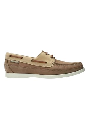 Mocassin pour homme en cuir marron et beige avec bout mocassin, détails en lacets et semelle blanche en caoutchouc, vue de côté.