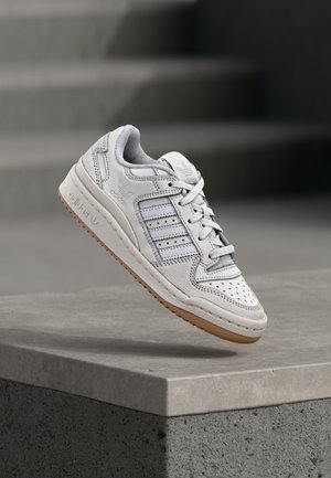 adidas Originals FORUM LOW CL UNISEX - Trainers - chalk white/cloud white/footwear white