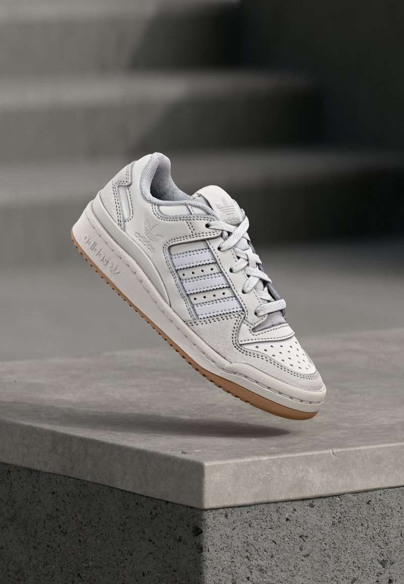adidas Originals FORUM LOW CL UNISEX - Sneakers laag - chalk white/cloud  white/footwear white/crme - Zalando.nl