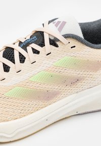 adidas Performance SUPERNOVA STRIDE  - Chaussures de running sur route - crystal sand/green spark/preloved fig