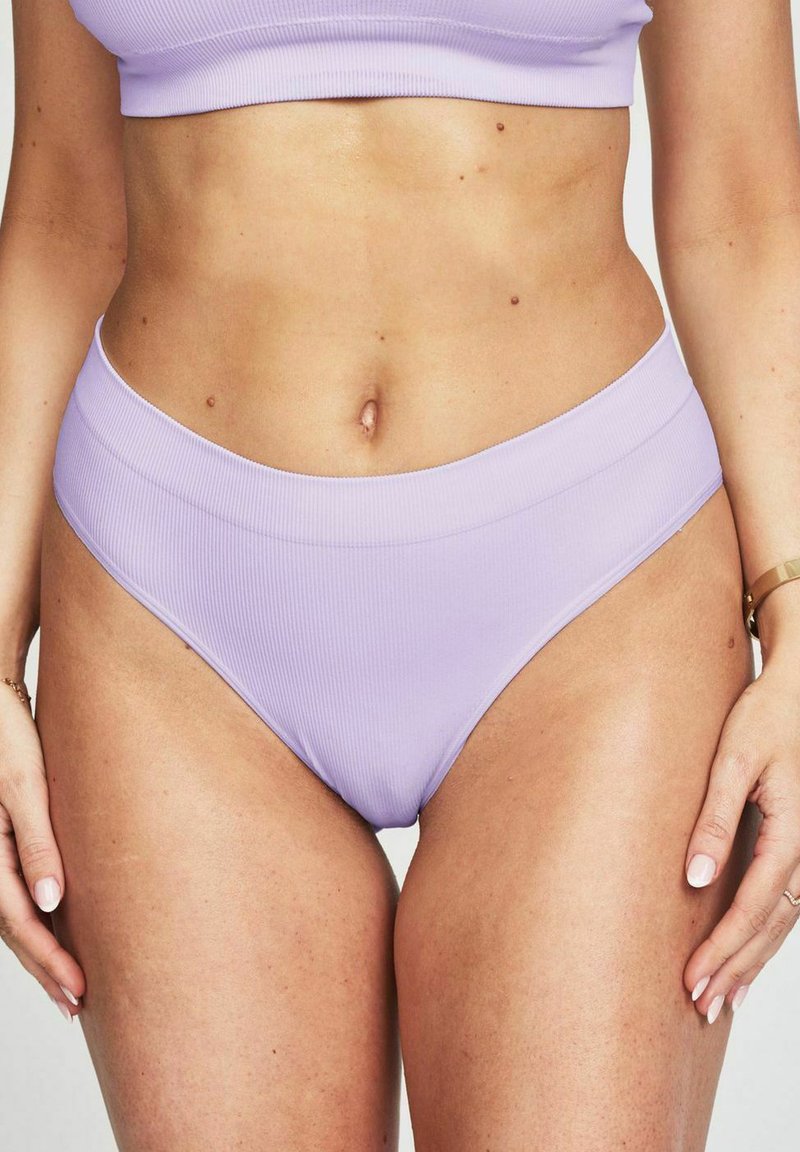 Helle lila gerippte Bikinihose mit hohem Taillendesign und glatter Textur, ausgestattet mit einem breiten elastischen Bund für zusätzlichen Komfort.