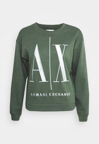 Zelená mikina s dlouhými rukávy, kulatým výstřihem a žebrovanými manžetami. Na přední straně se nachází velký bílý grafický design "AX" a text "ARMANI EXCHANGE" ve spodní části.