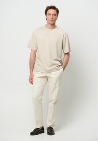PROFUOMO SHORT SLEEVE - T-shirt - bas - sand