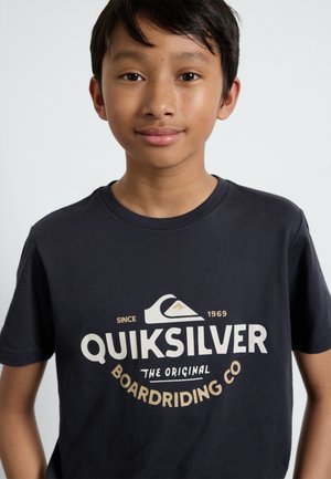 Donker marineblauwe t-shirt met korte mouwen, gemaakt van katoen, met een opvallend wit en beige grafisch ontwerp met de tekst "Quiksilver" en een berglogo.