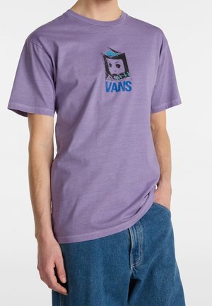 Fioletowy bawełniany t-shirt z krótkimi rękawami, z nadrukiem graficznym postaci oraz niebieskim napisem „VANS”. Luźny krój i miękka tekstura.