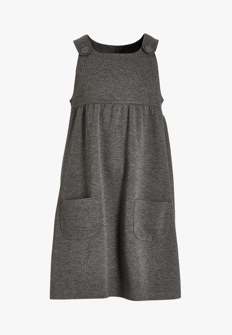 Graues Strickkleid mit quadratischem Ausschnitt, zwei großen Fronttaschen und Knopfdetails an den Trägern. Weiche Textur.