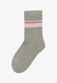 Grå sokker med ribbestruktur og to horisontale rosa striper nær toppen. Klassisk crew-lengde design.