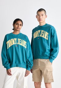 Tommy Jeans BOXY POP VARSITY CREW UNISEX - Sudadera - timeless teal