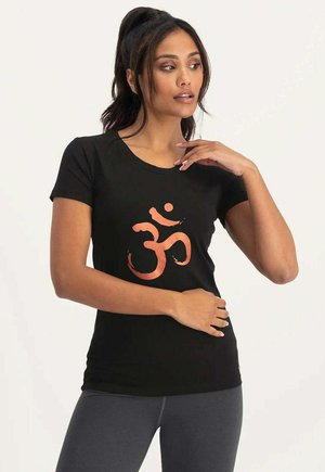 OM CORE YOGA TEE - T-shirt med print - onyx black