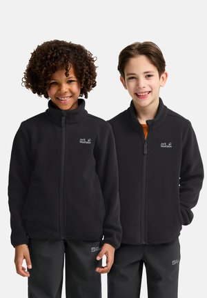Les vestes en polaire noires présentent un col haut et une fermeture éclair complète, avec des logos gris contrastants sur le côté gauche de la poitrine. Les pantalons sont noirs, assortis aux vestes.