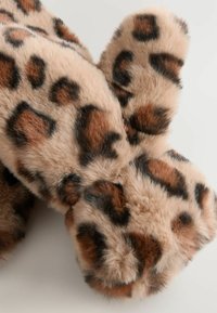 Leopardenmuster-Kunstpelz mit einer weichen, flauschigen Textur. Die Farbpalette umfasst Beige, Braun und schwarze Flecken auf einem hellen Hintergrund.