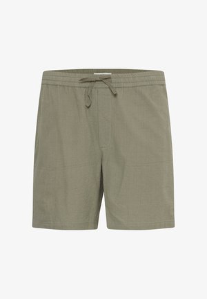 Shorts de bain vert olive avec une taille élastique, un cordon de serrage, et un tissu texturé, présentant une coupe décontractée et deux poches latérales.
