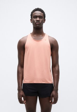 Világos rózsaszín, ujjatlan sportos trikó könnyű anyagból, egyszerű dizájnnal és apró logóval elöl.