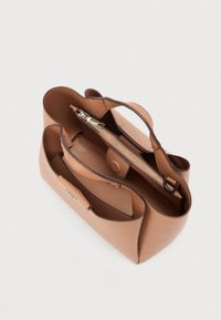 Világosbarna bőr kézitáska texturált felülettel, két füllel, belső cipzáras zsebbel és nyitott rekesszel a tágas tároláshoz.