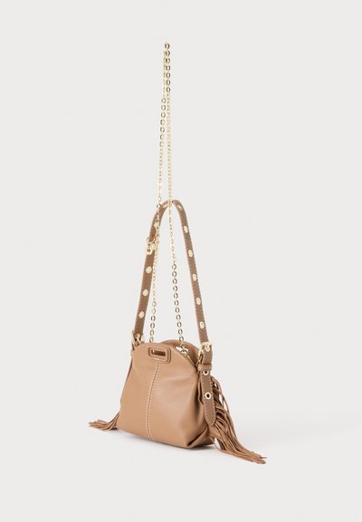 Μικρό τσαντάκι crossbody από ταμπά δέρμα με χρυσό αλυσίδα, δερμάτινο καφέ λουράκι με τρούκ και διακοσμητικές φούντες στα πλαϊνά.