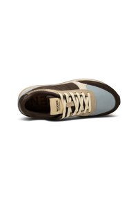 Sneaker mit einem blauen Mesh-Obermaterial, beigen Wildleder- und braunen Lederüberzügen, cremefarbenen Schnürsenkeln und einer strukturierten braunen Gummisohle. Mit Markenetikett.