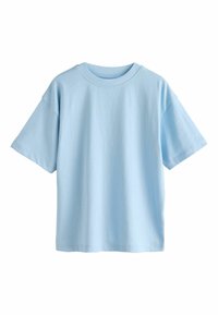 Jasnoniebieska bawełniana koszulka o luźnym kroju, z okrągłym dekoltem i krótkimi rękawami. Gładka tekstura, bez widocznych wzorów czy zdobień.