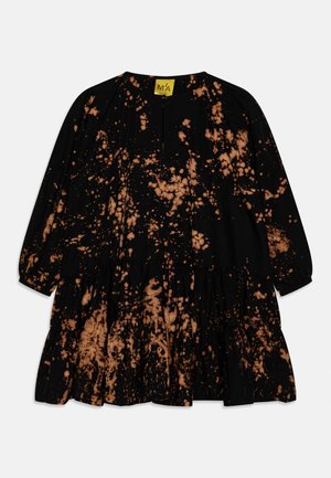 M'A KIDS by Marques ' Almeida, SPLATTERED GATHERED DRESS - Robe chemise - black/orange