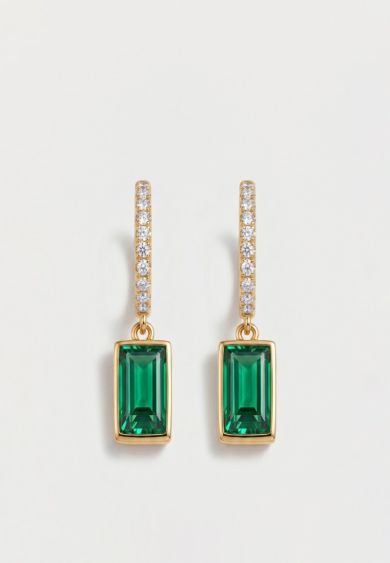 Χρυσά σκουλαρίκια σταγόνες με ορθογώνιους πράσινους πολύτιμους λίθους και μικρά στρογγυλά λευκά διαμάντια γύρω από τα στεφάνια σε απλό λευκό φόντο.