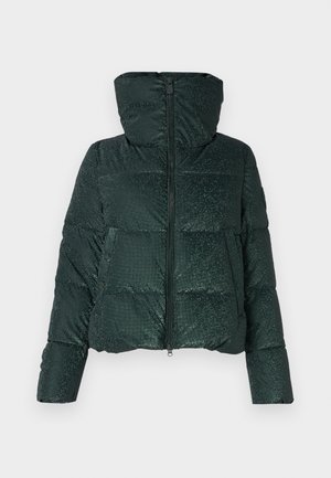 Giacca puffer verde con una texture lucida, chiusura con zip nella parte anteriore e cappuccio. Presenta un trapuntato orizzontale e dettagli con bottoni a pressione sulle tasche.
