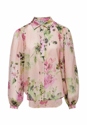 Blusa floral de manga larga en rosa claro con botones al frente, cuello puntiagudo y mangas abullonadas con estampados de flores verdes y rosas.