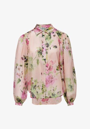 Blusa floral de manga larga en rosa claro con botones al frente, cuello puntiagudo y mangas abullonadas con estampados de flores verdes y rosas.