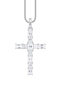 Silbernes Kreuzanhänger mit rechteckigen und quadratischen Zirkonsteinen, an einer dünnen Kette befestigt. Klarer, polierter Glanz.