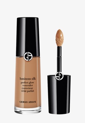 Flacon de correcteur Giorgio Armani Luminous Silk Perfect Glow avec bouchon noir et applicateur recouvert de correcteur beige clair.