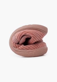 Pantofole morbide e rosa, realizzate in tessuto soffice, con una suola in gomma testurizzata e un design arrotondato e compatto per una facile conservazione.