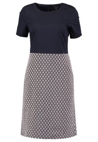 Sukienka z krótkim rękawem, z jednolitym granatowym topem i spódnicą do kolan w wzory w małe diamenty w granacie i bieli.